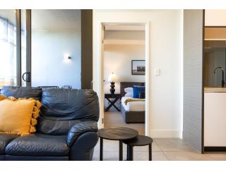 Stylish Unit with Balcony View near River and Park Apartment, Sydney - 3