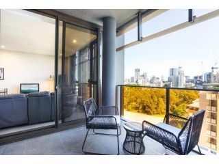 Stylish Unit with Balcony View near River and Park Apartment, Sydney - 1