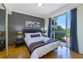 Stylish 2-bedroom unit in Chevron Apartment, Gold Coast - 3