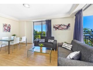 Stylish 2-bedroom unit in Chevron Apartment, Gold Coast - 1