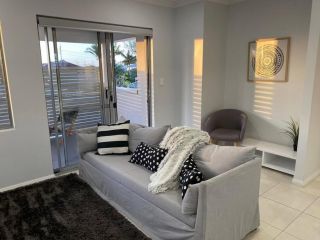 STYLISH 2BED CLOSE AIRPORT/SHOPS NETFLIX WIFI WINE Apartment, Perth - 1