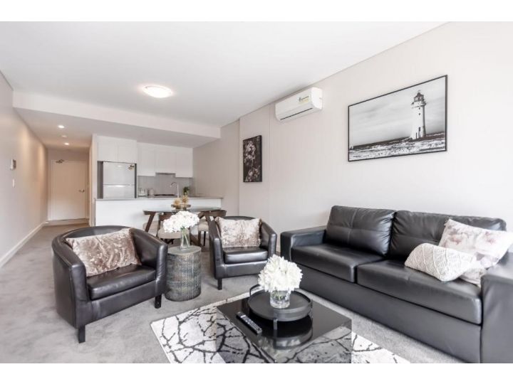 Stylish 2BR Apartment with Balcony Apartment, Bankstown - imaginea 2