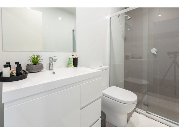 Stylish 2BR Apartment with Balcony Apartment, Bankstown - imaginea 6