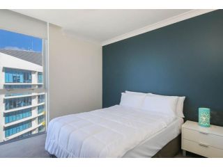 3BDR Unit 39th floor with GYM & POOL Apartment, Gold Coast - 3