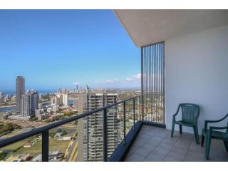 3BDR Unit 39th floor with GYM & POOL Apartment, Gold Coast - 1