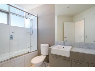 3BDR Unit 39th floor with GYM & POOL Apartment, Gold Coast - 5