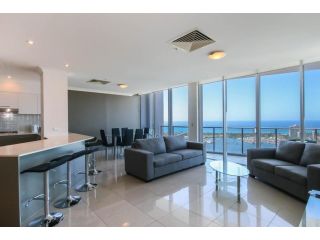 3BDR Unit 39th floor with GYM & POOL Apartment, Gold Coast - 2