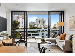 Stylish and Modern Oracle 2 Bedroom Apartment Apartment, Gold Coast - 2