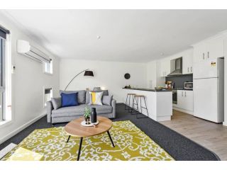 Stylish and Spacious Launceston Villa + Free Wifi Apartment, Launceston - 3