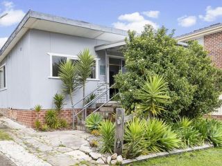 Stylish Beach House Easy Walk to Beach Shops and Cafes Guest house, Vincentia - 3