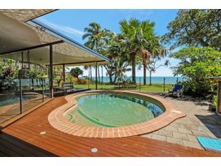Stylish Beachfront House with Private Pool Guest house, Holloways Beach - 3