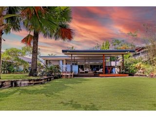 Stylish Beachfront House with Private Pool Guest house, Holloways Beach - 2