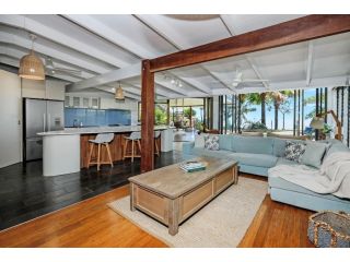 Stylish Beachfront House with Private Pool Guest house, Holloways Beach - 1