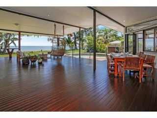 Stylish Beachfront House with Private Pool Guest house, Holloways Beach - 4