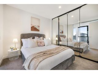 Impeccably Styled 2-bedroom CBD Apartment Apartment, Melbourne - 5