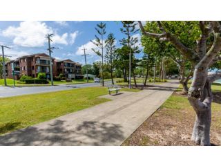 Stylish Holiday apartment opposite Bribie Foreshore Guest house, Bongaree - 1