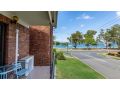 Stylish Holiday apartment opposite Bribie Foreshore Guest house, Bongaree - thumb 2