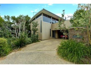 STYLISH HOLIDAY HOME OPPOSITE SURF Guest house, Inverloch - 2
