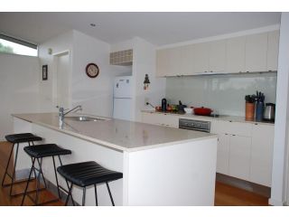 STYLISH HOLIDAY HOME OPPOSITE SURF Guest house, Inverloch - 1