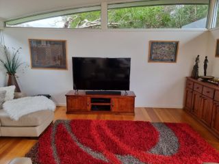 STYLISH HOLIDAY HOME OPPOSITE SURF Guest house, Inverloch - 3