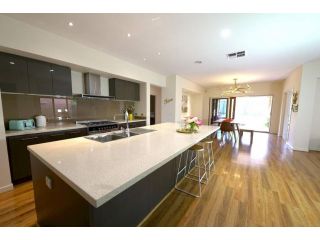 Stylish Luxe House For Big Group Near Shopping Center Guest house, Point Cook - 5