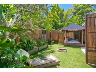 Stylish Luxury Home to Fit The Whole Family Guest house, Noosa Heads - 2