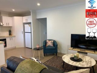 Stylish Modern Airport City WIFI Park Netflix Wine Apartment, Perth - 2