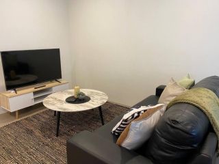 Stylish Modern Airport City WIFI Park Netflix Wine Apartment, Perth - 1