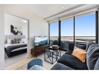 Balcony Unit with Parking, City Views & Pool Apartment, Melbourne - 2