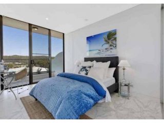 Stylish Penthouse with Views & Jacuzzi Apartment, Gosford - 4