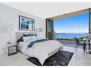 Stylish Penthouse with Views & Jacuzzi Apartment, Gosford - 3
