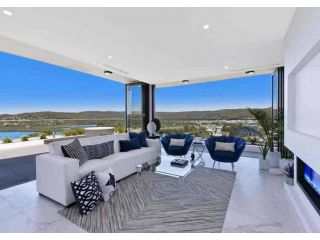Stylish Penthouse with Views & Jacuzzi Apartment, Gosford - 2