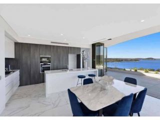 Stylish Penthouse with Views & Jacuzzi Apartment, Gosford - 5