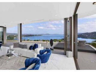Stylish Penthouse with Views & Jacuzzi Apartment, Gosford - 1
