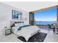 Stylish Penthouse with Views & Jacuzzi Apartment, Gosford - thumb 3