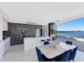 Stylish Penthouse with Views & Jacuzzi Apartment, Gosford - thumb 5