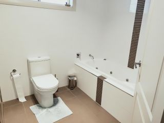 Stylish Private Bathroom-Luxurious modern big home Guest house, New South Wales - 3