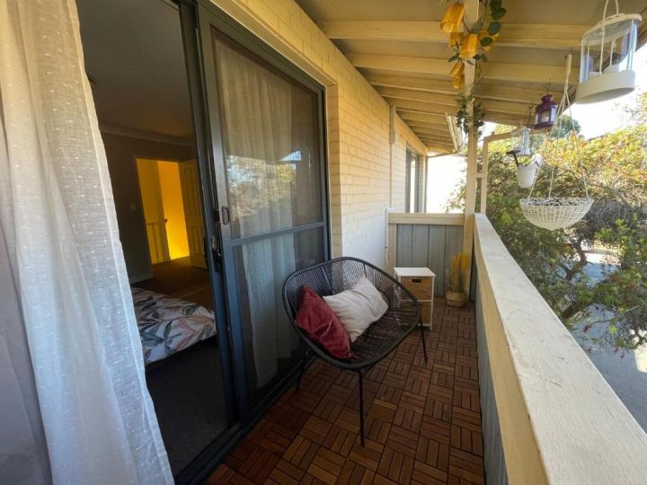Stylish townhouse with cosy balcony Villa, Perth - imaginea 4