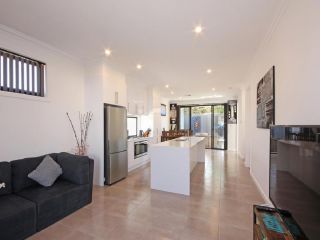 âœ¿Stylish Townhouse; with King Bed, NBN, Netflix, WIFI Guest house, Christies Beach - 3