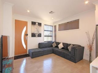 âœ¿Stylish Townhouse; with King Bed, NBN, Netflix, WIFI Guest house, Christies Beach - 1
