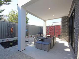 âœ¿Stylish Townhouse; with King Bed, NBN, Netflix, WIFI Guest house, Christies Beach - 2