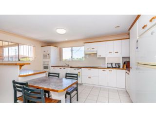 Stylish Unit Opposite Foreshore - Sylvan Beach Esp, Bellara Guest house, Bellara - 3