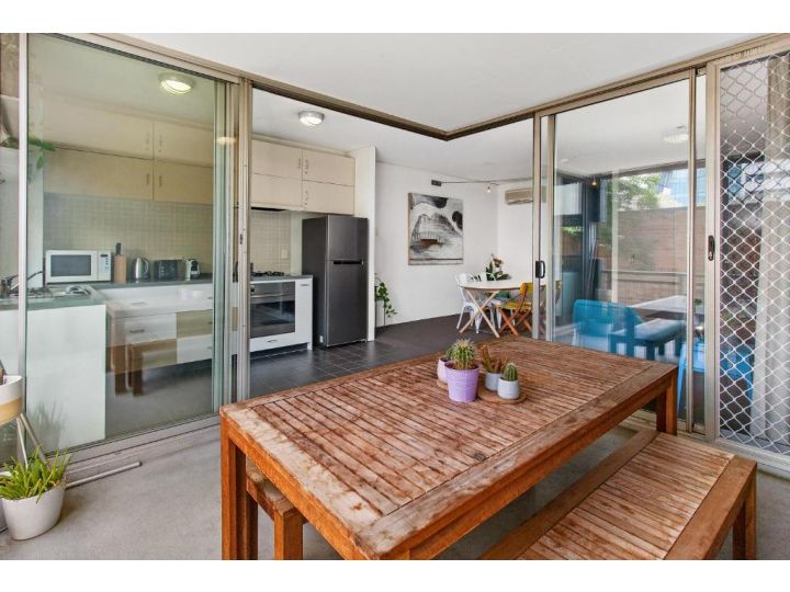 Stylish Valley Unit with Terrace, Parking and Pool Apartment, Brisbane - imaginea 10