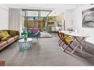 Stylish Valley Unit with Terrace, Parking and Pool Apartment, Brisbane - 2