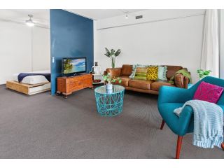 Stylish Valley Unit with Terrace, Parking and Pool Apartment, Brisbane - 5
