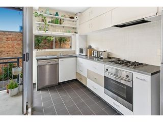 Stylish Valley Unit with Terrace, Parking and Pool Apartment, Brisbane - 3