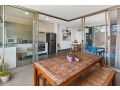 Stylish Valley Unit with Terrace, Parking and Pool Apartment, Brisbane - thumb 10
