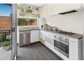 Stylish Valley Unit with Terrace, Parking and Pool Apartment, Brisbane - thumb 3