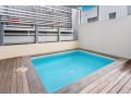 Stylish Valley Unit with Terrace, Parking and Pool Apartment, Brisbane - thumb 8