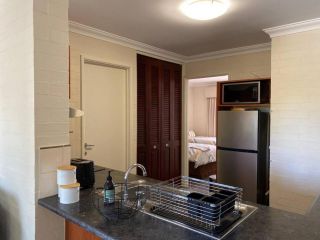 SUBI CENTRAL CLOSE CBD HOSPITALS WIFI NETFLIX WINE Apartment, Perth - 5